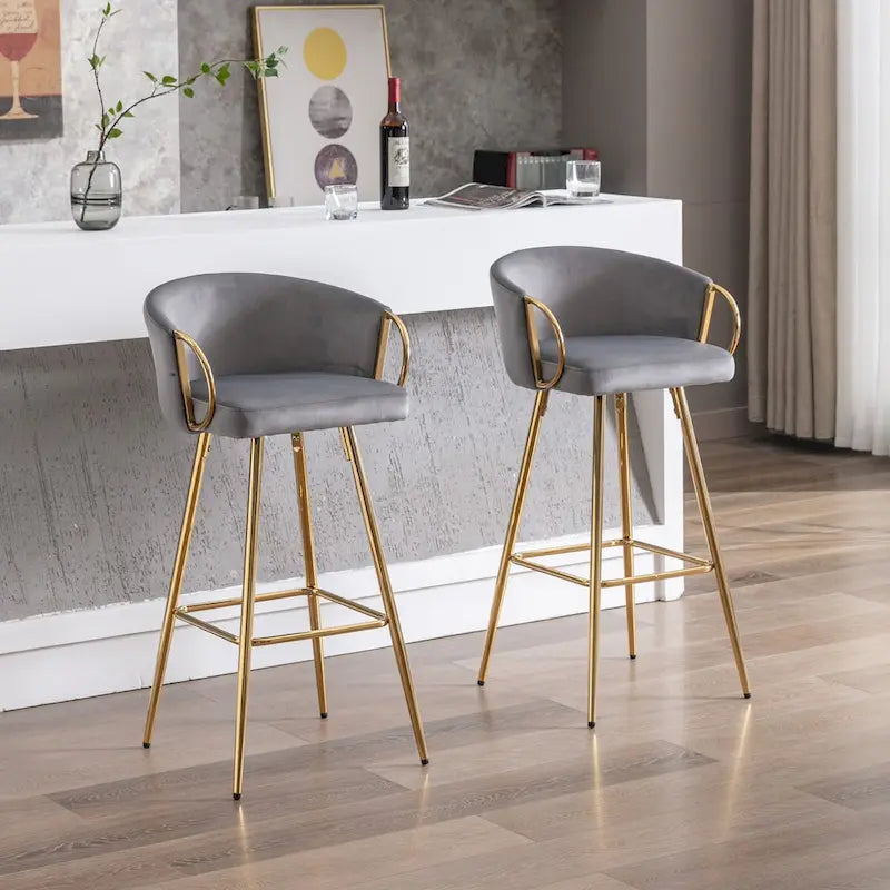 Lot de 2 tabourets de bar de 66 cm avec repose-pieds et base chromés, pieds dorés et revêtement velours, gris