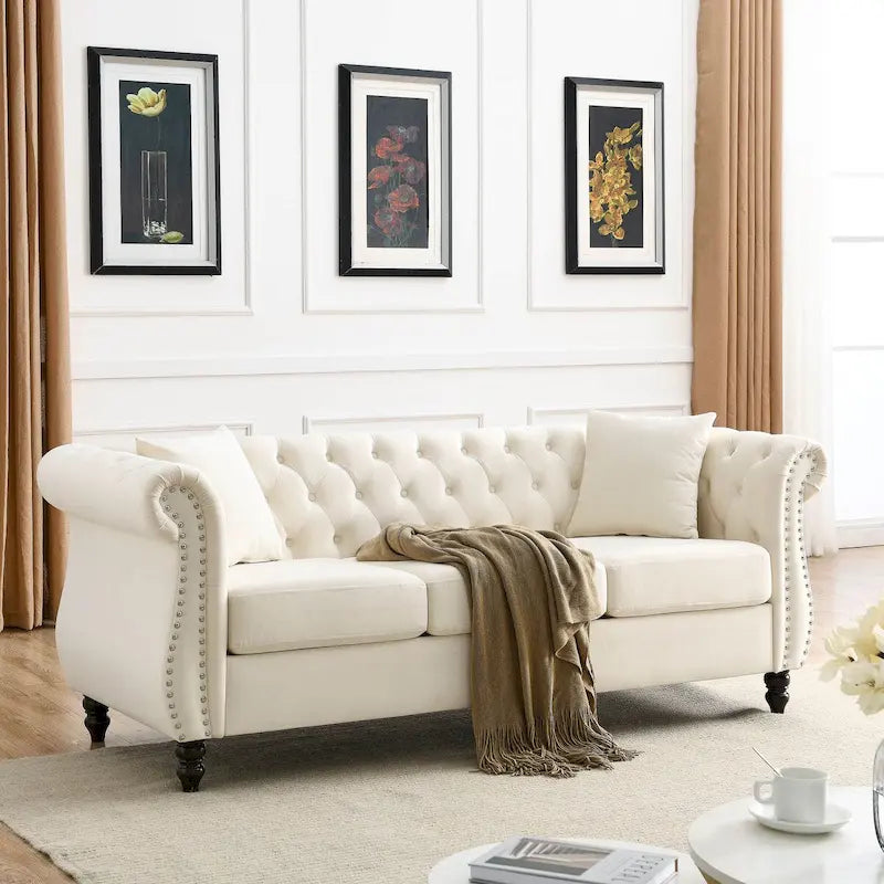 Beżowa welurowa sofa Chesterfield 3-osobowa, zaokrąglone podłokietniki, ozdobne nity
