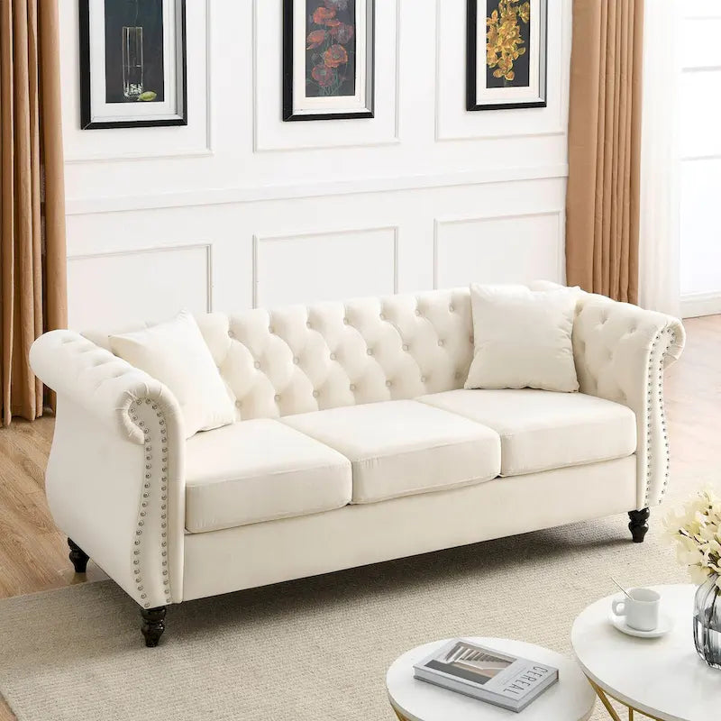 Beżowa welurowa sofa Chesterfield 3-osobowa, zaokrąglone podłokietniki, ozdobne nity