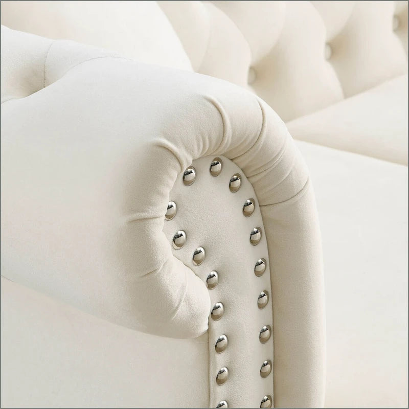 Beżowa welurowa sofa Chesterfield 3-osobowa, zaokrąglone podłokietniki, ozdobne nity