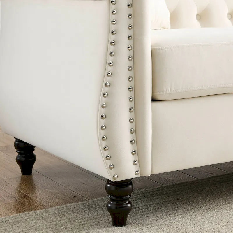 Beżowa welurowa sofa Chesterfield 3-osobowa, zaokrąglone podłokietniki, ozdobne nity