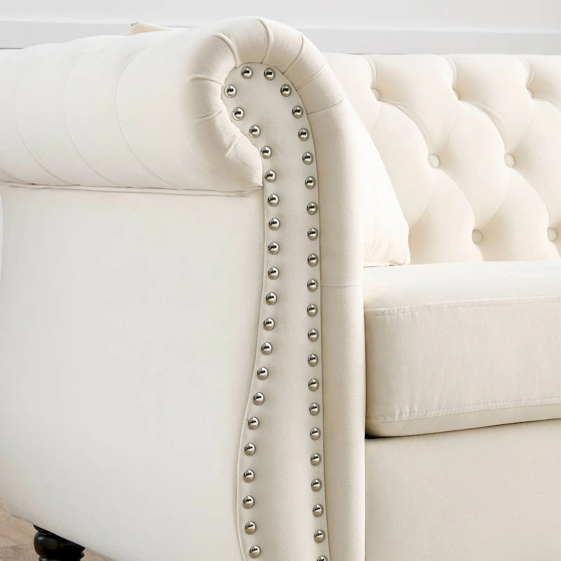 Beżowa welurowa sofa Chesterfield 3-osobowa, zaokrąglone podłokietniki, ozdobne nity