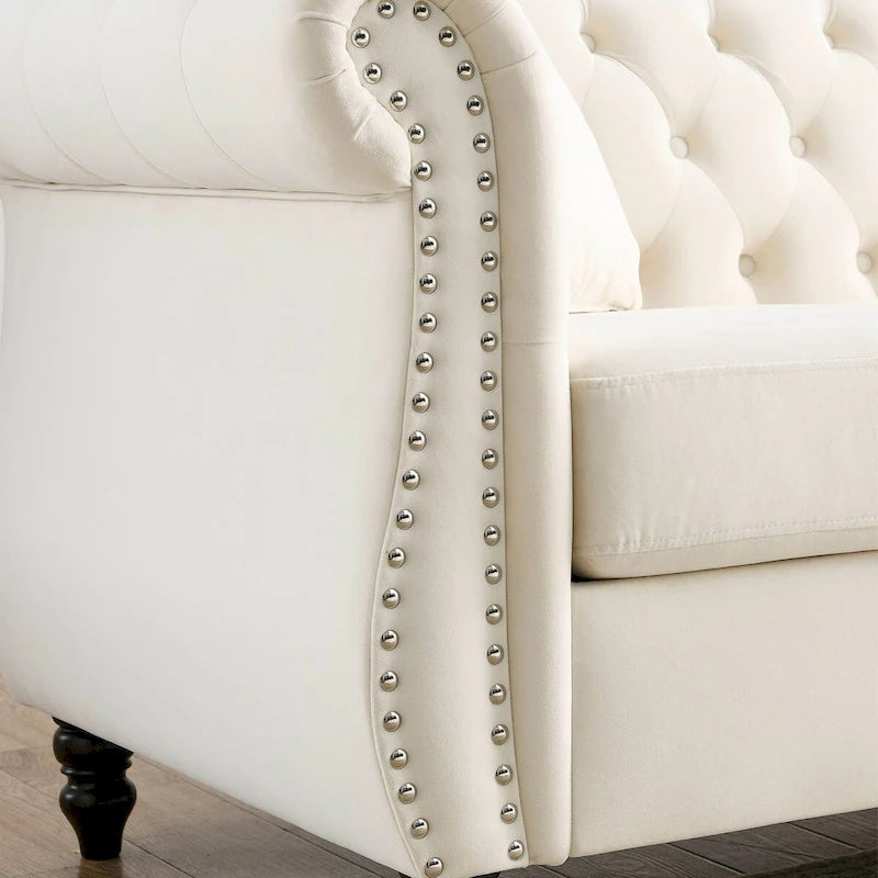 Beżowa welurowa sofa Chesterfield 3-osobowa, zaokrąglone podłokietniki, ozdobne nity
