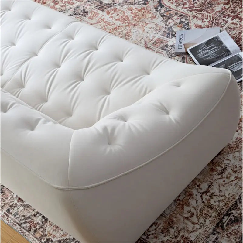 Biała trwała sofa tapicerowana z ramą z litego drewna