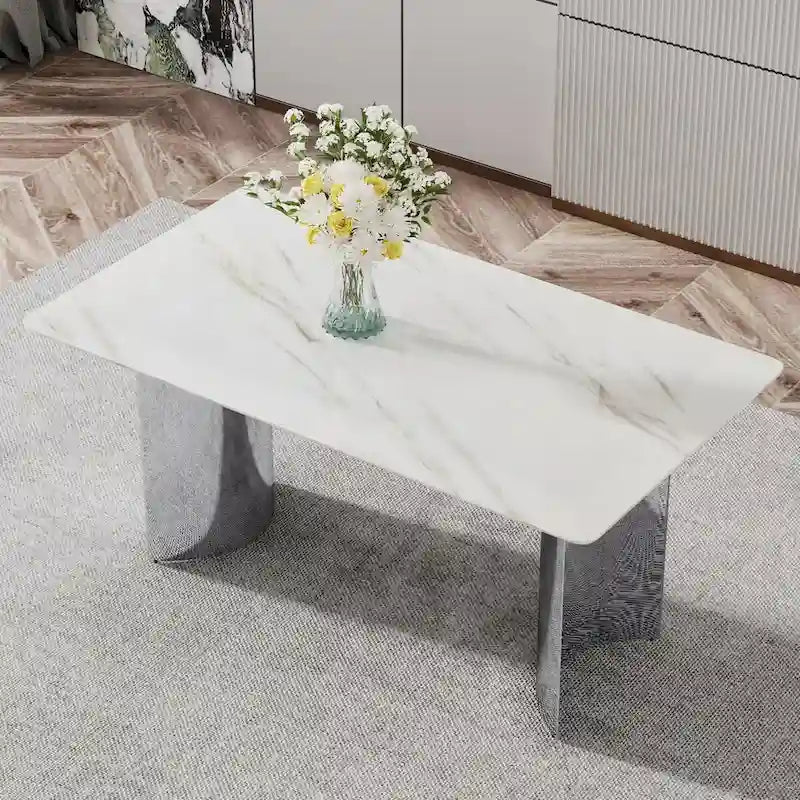 Table à manger minimaliste et moderne. Plateau en verre autocollant imitation marbre blanc